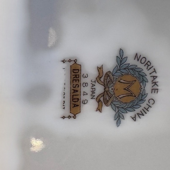 Noritake China Dresalda 3849 Rimmed Soup Bowl Floral Gold Scroll Japan Vintage - Picture 4 of 8